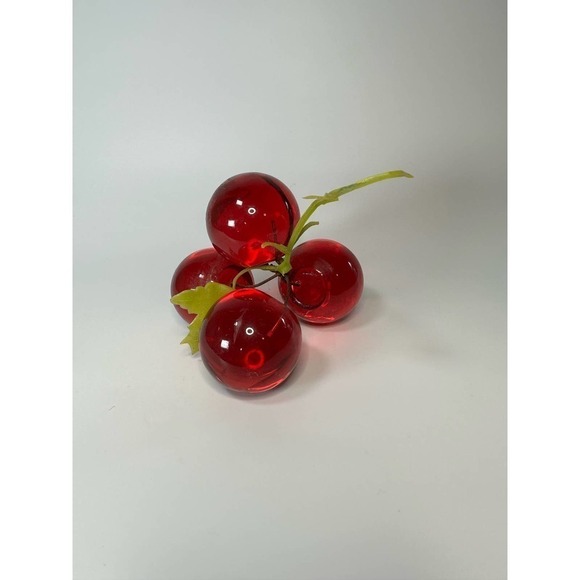 SMALL bunch of red vintage lucite grapes - Picture 3 of 7